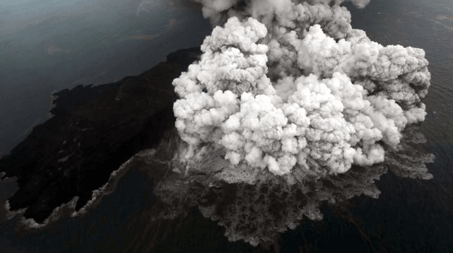 Keindahan dari Abu: Mengungkap Keajaiban Eyeshadow Berbahan Dasar Abu Vulkanik Anak Krakatau
